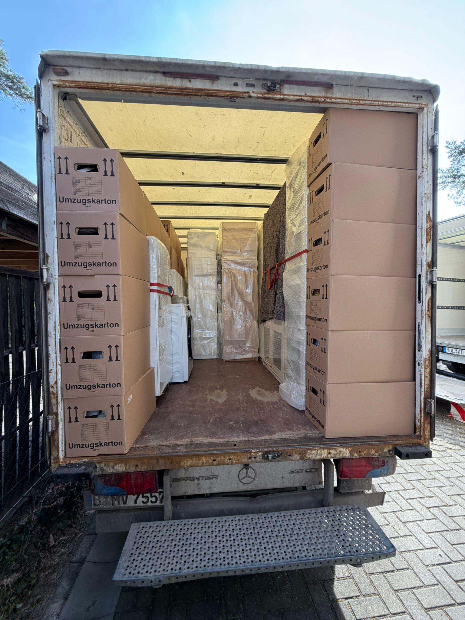Beladener Umzugswagen mit Umzugskartons
